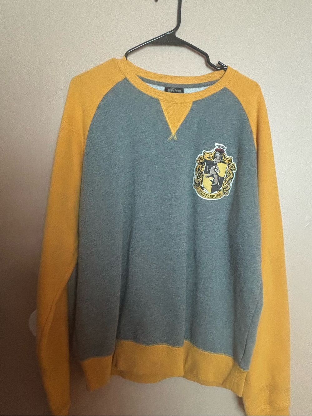 Men's Crewneck Raglan Sweatshirt - Gray & Yellow - Hufflepuff Crest